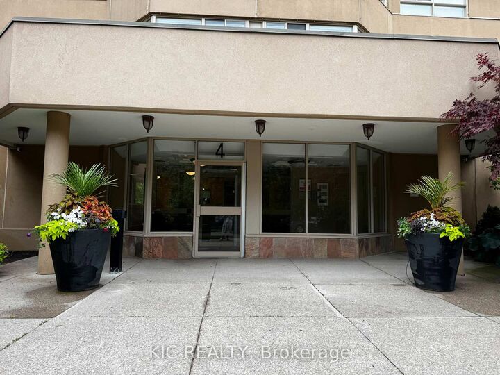 Property Photo:  4 Parkvista N/A 402  ON M4B 3M8 