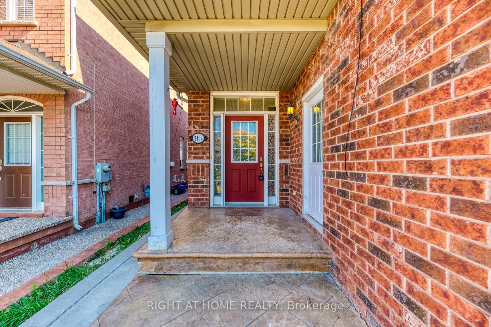 Property Photo: 3402 Fountain Park Avenue ON L5M 7E3