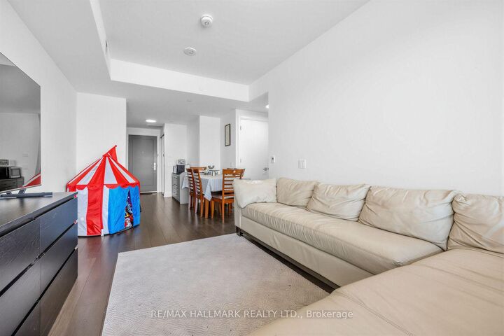 Property Photo:  33 Frederick Todd Way 902  ON M1S 2K2 