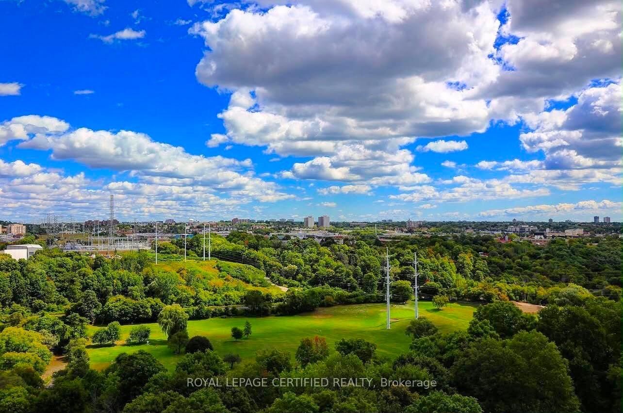 Property Photo:  5 Shady Golfway 1610  ON M3C 3A5 