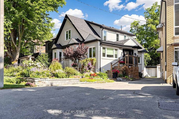 18 Yonge Boulevard — photo 1