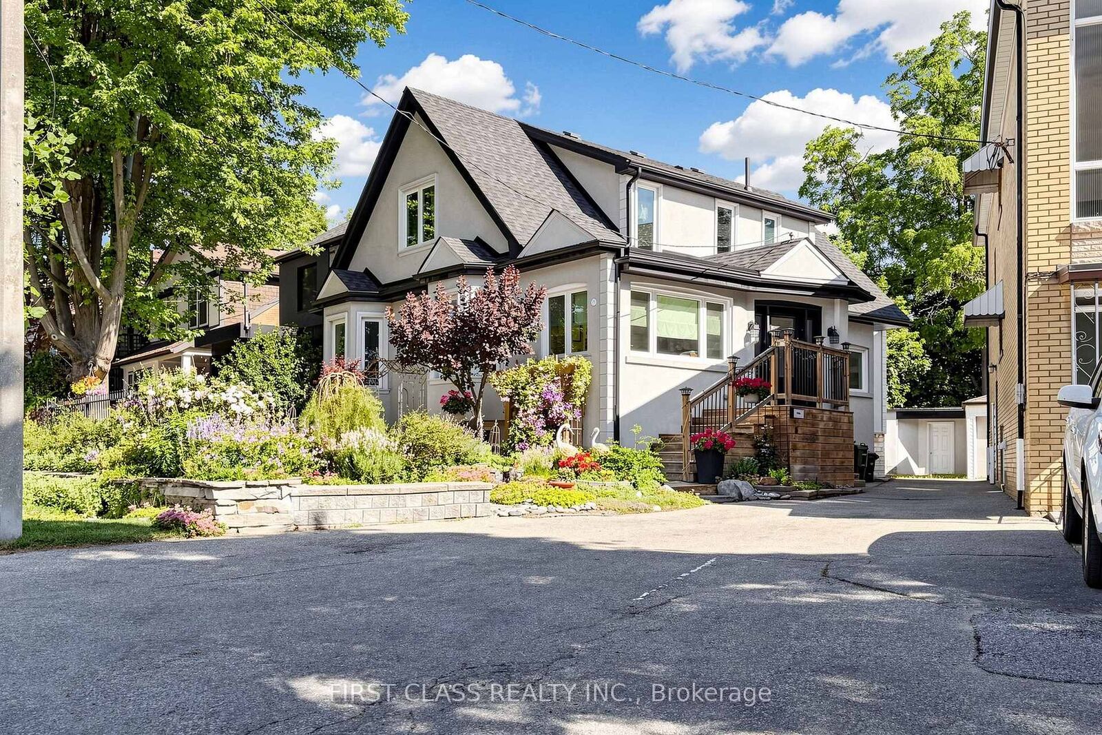 Property Photo: 18 Yonge Boulevard ON M5M 3G5