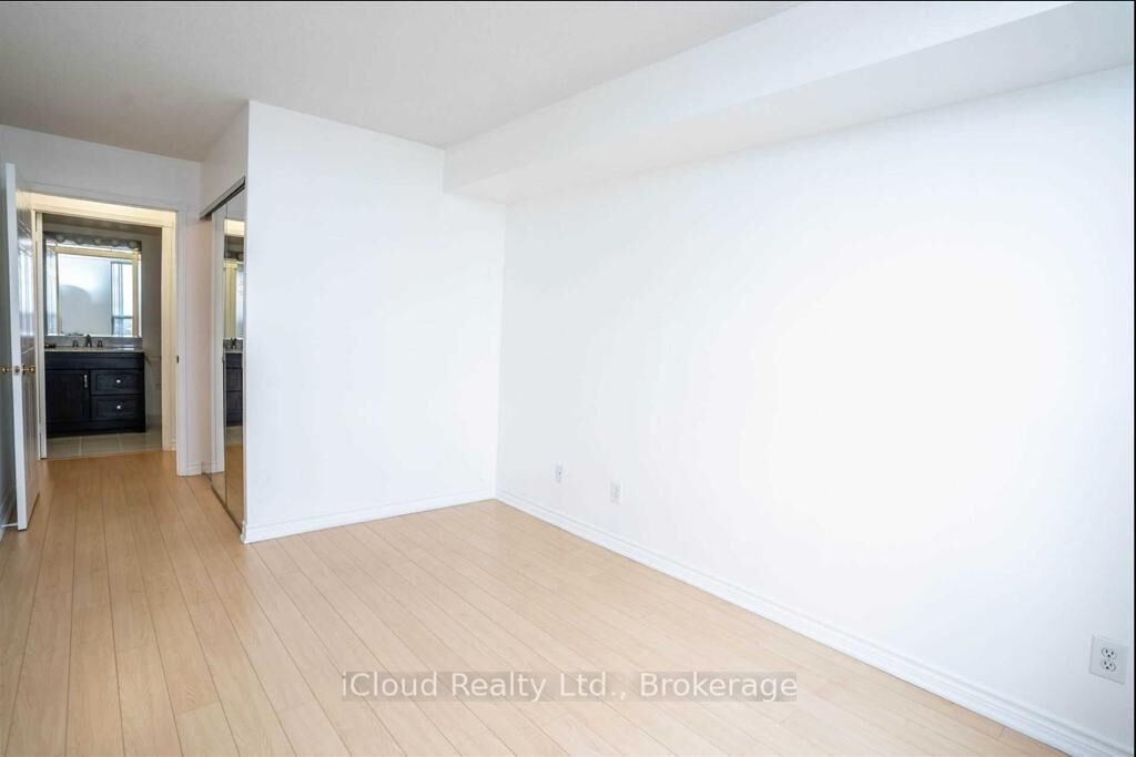 Property Photo:  135 Hillcrest Avenue 906  ON L5B 4B1 