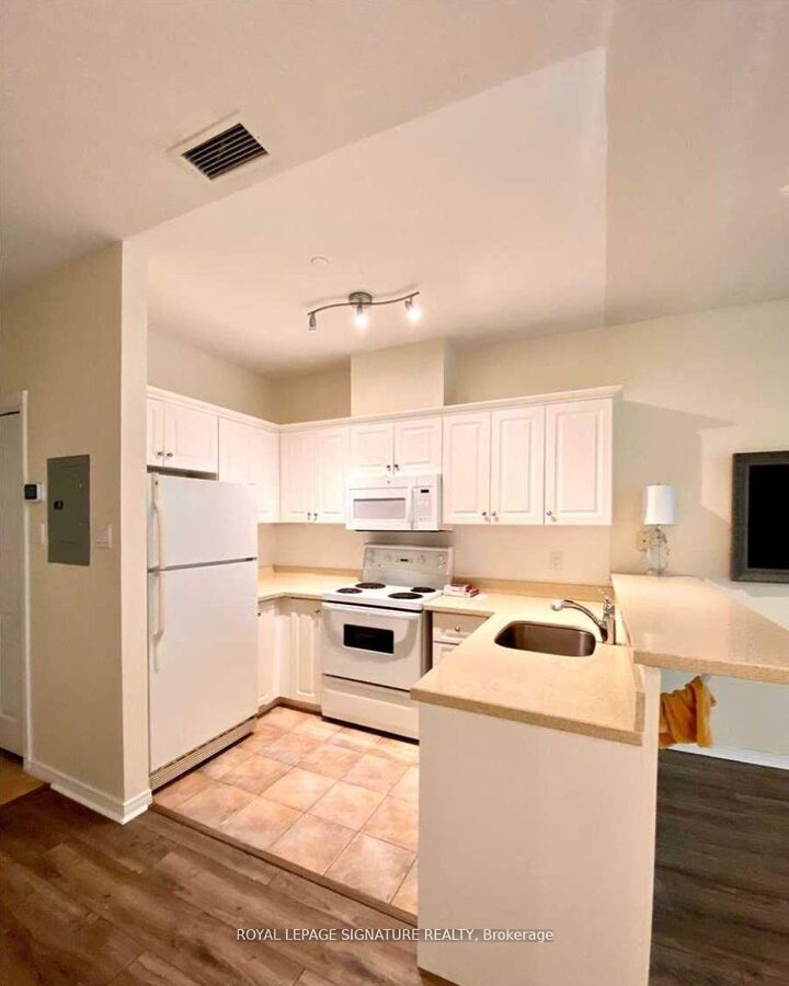 Property Photo: 393 King Street 903 ON M5V 3G8