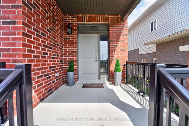 Property Photo: 138 Woodberry Crescent ON N3B 0E5