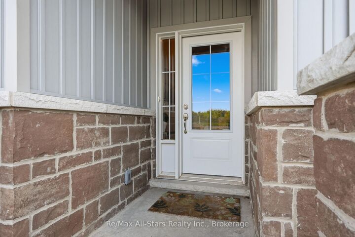 Property Photo: 67 Hillcroft Way ON K0M 1A0
