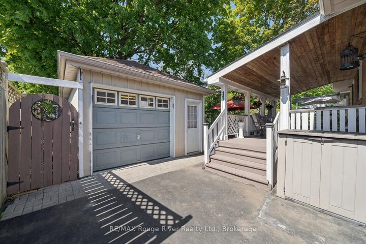 Property Photo:  702 Gilbert Street W  ON L1N 1S2 