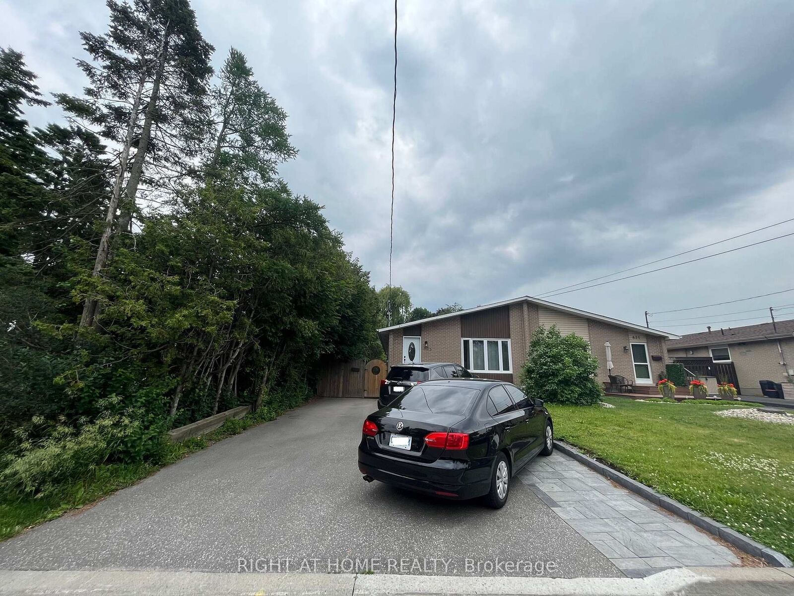 Property Photo: 823 Sanok Drive Main ON L1W 2R1