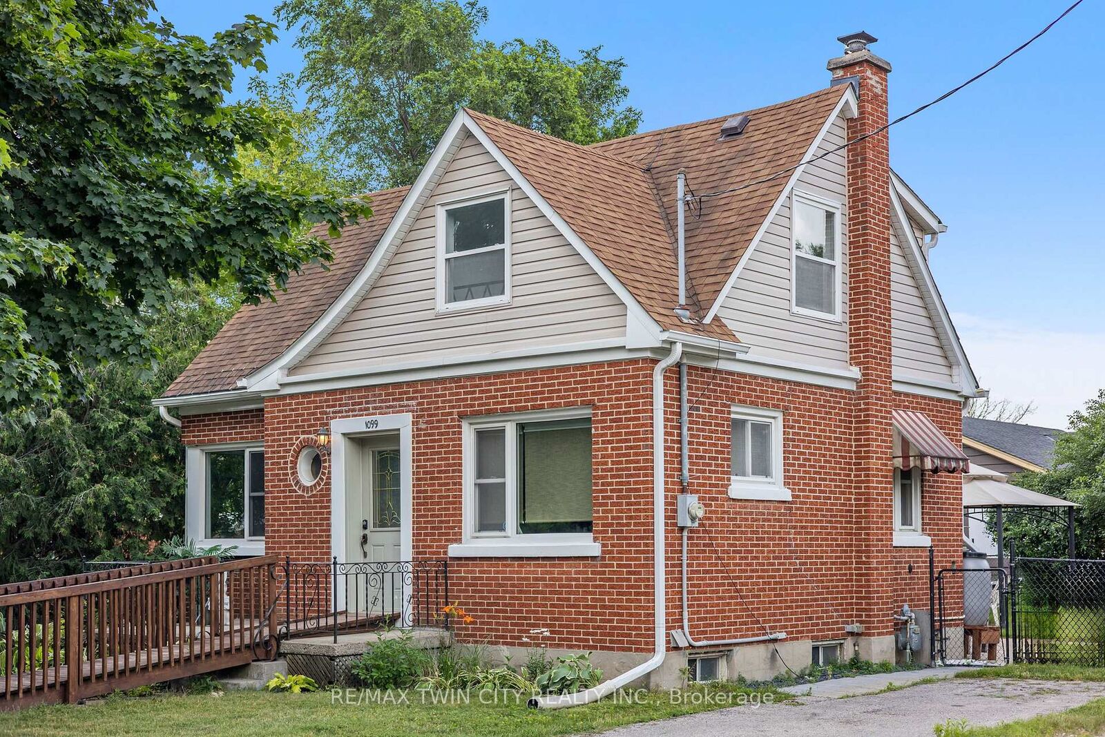 Property Photo:  1099 Union Street  ON N2H 6J9 