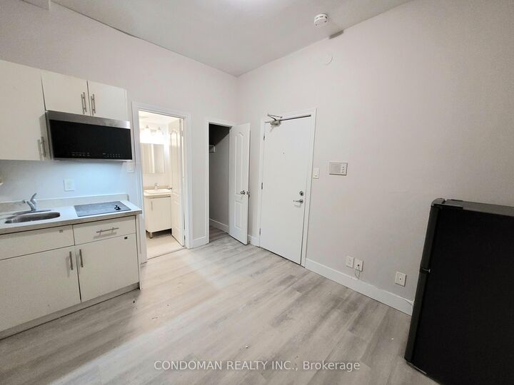 Photo de la propriété:  1371 King Street W 204  ON M6K 1H4 
