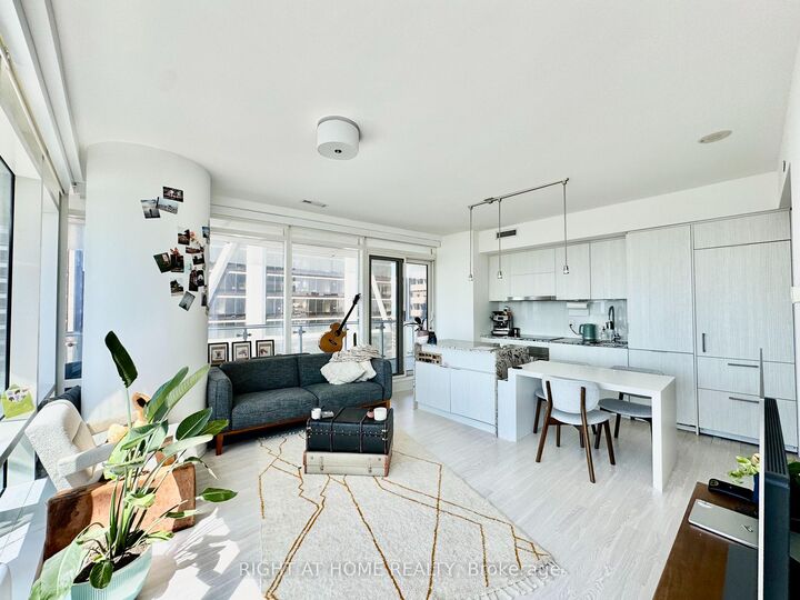 Property Photo:  1 Bloor Street E 3507  ON M4W 1A9 