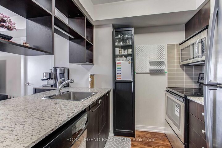 Property Photo: 151 Village Green Square 1706 ON M1S 0K5