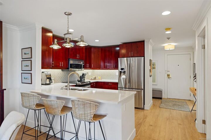 Property Photo: 640 Montreal St #101 BC V8V 1Z8