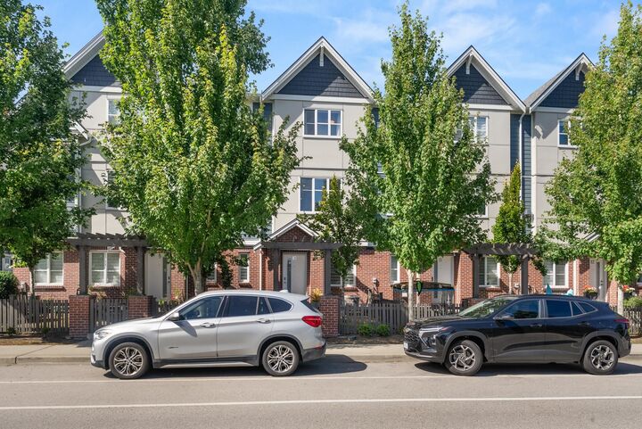 5377 8A Avenue 10 — photo 1