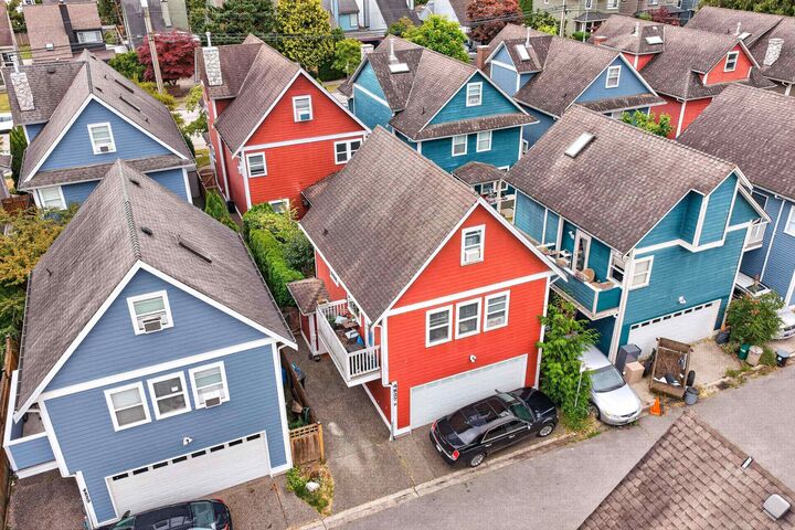 Photo de la propriété:  4827 47A Avenue  BC V4K 1T2 