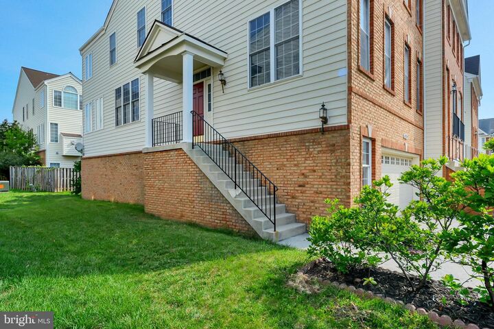Property Photo:  42704 Sandman Terrace  VA 20152 