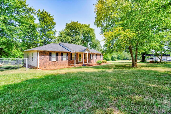 Property Photo: 5573 Lennox Drive NC 28086