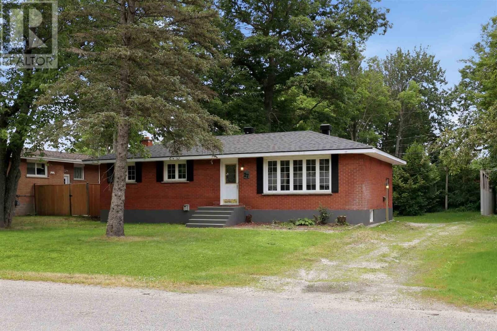 Property Photo: 27 Northwood St ON P6B 4M5