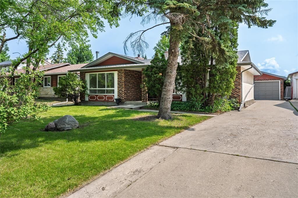 Property Photo: 160 Meadow Gate Drive MB R2C 4G3