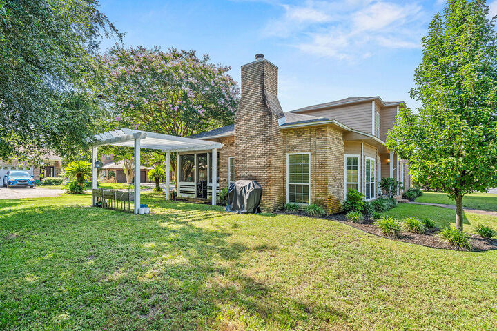 Property Photo:  895 Shalimar Court  FL 32579 