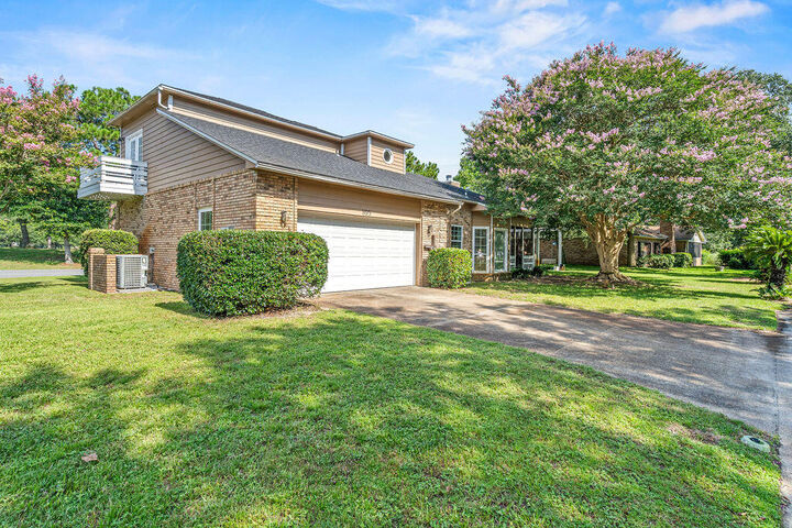 Property Photo:  895 Shalimar Court  FL 32579 
