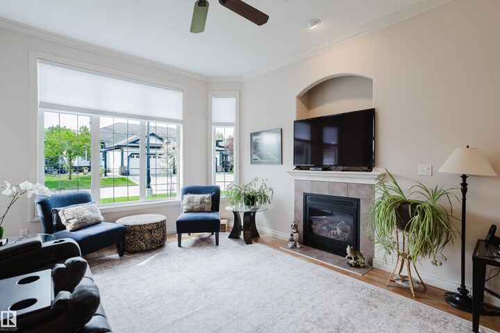 Property Photo: 12504 15 Avenue SW 6 AB T6W 1X1