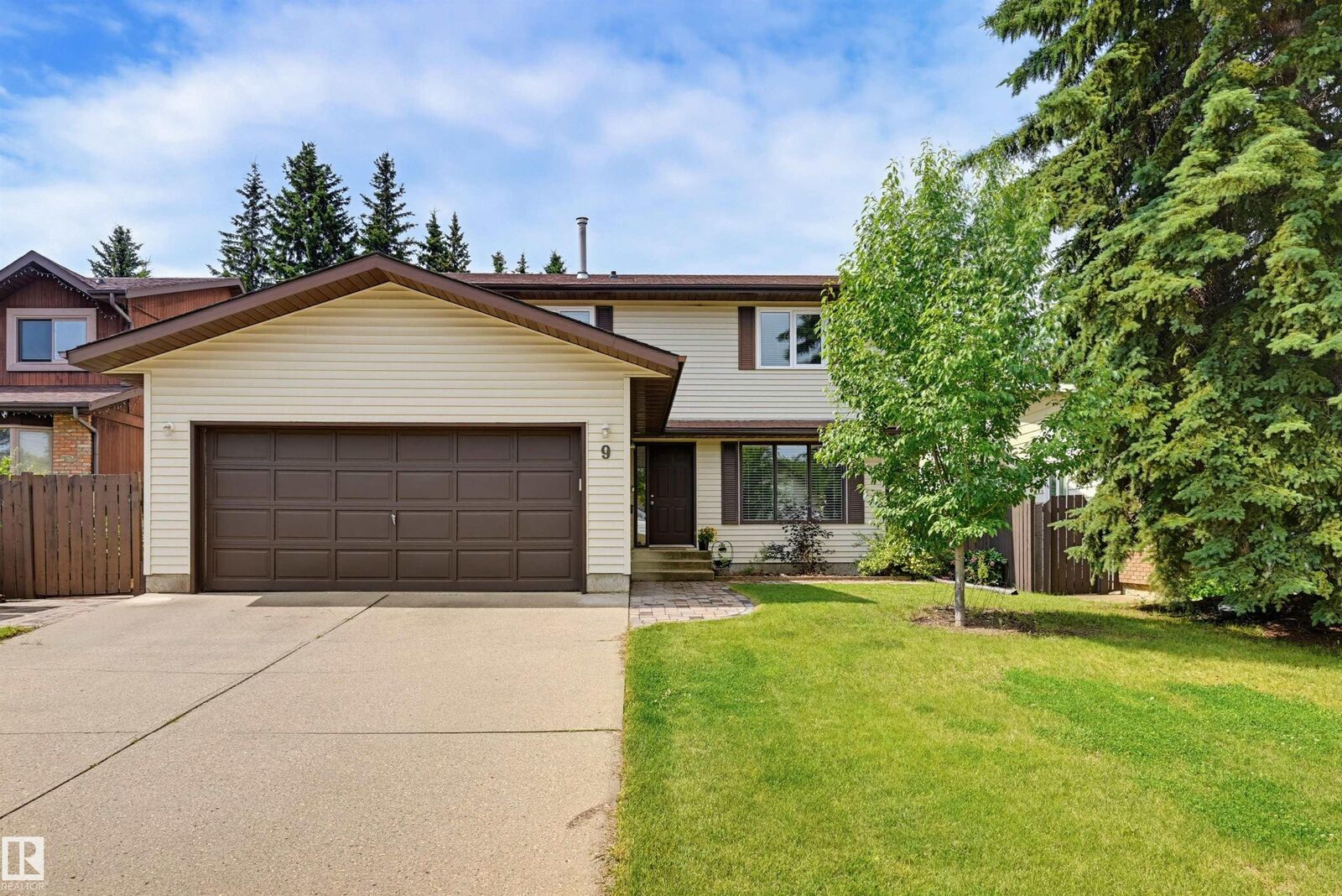 Property Photo:  9 Weatherby Place  AB T8N 3L7 