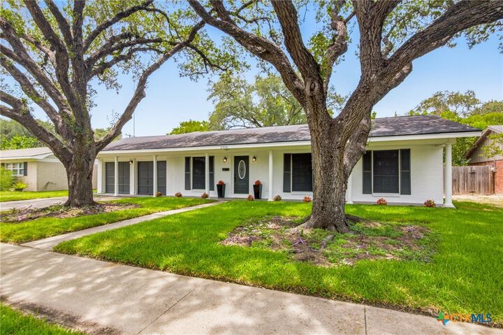Property Photo:  2308 E Loma Vista Avenue  TX 77901 