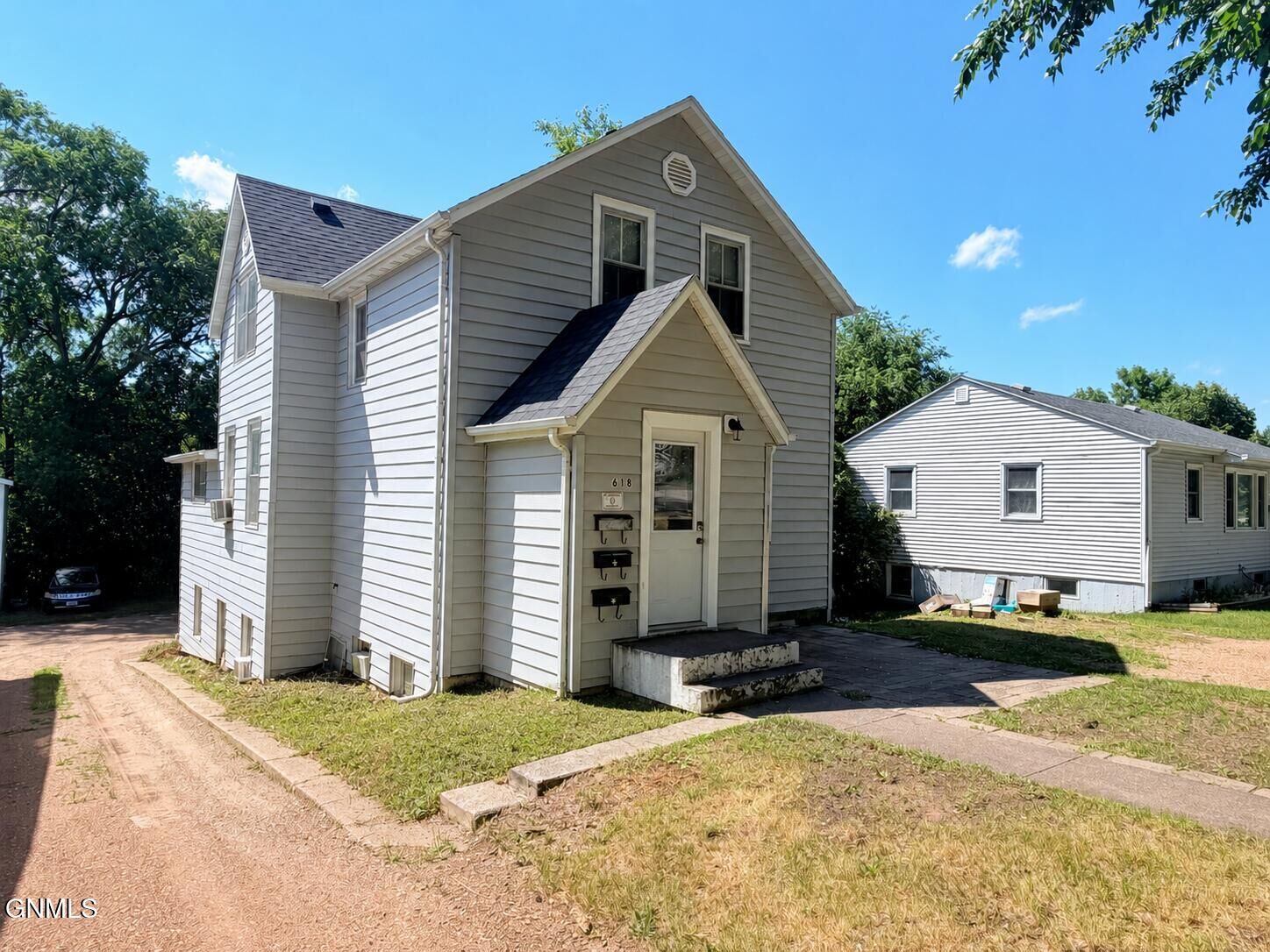Property Photo: 618 N 19th Street ND 58501