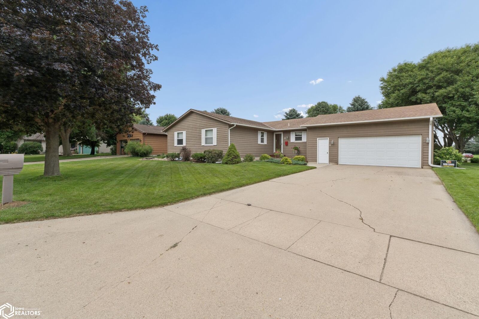 Property Photo:  25 Charlestown Square  IA 50401 