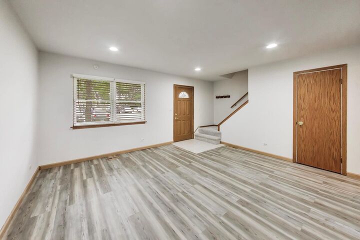 Property Photo: 816 Mansfield Court IL 60194