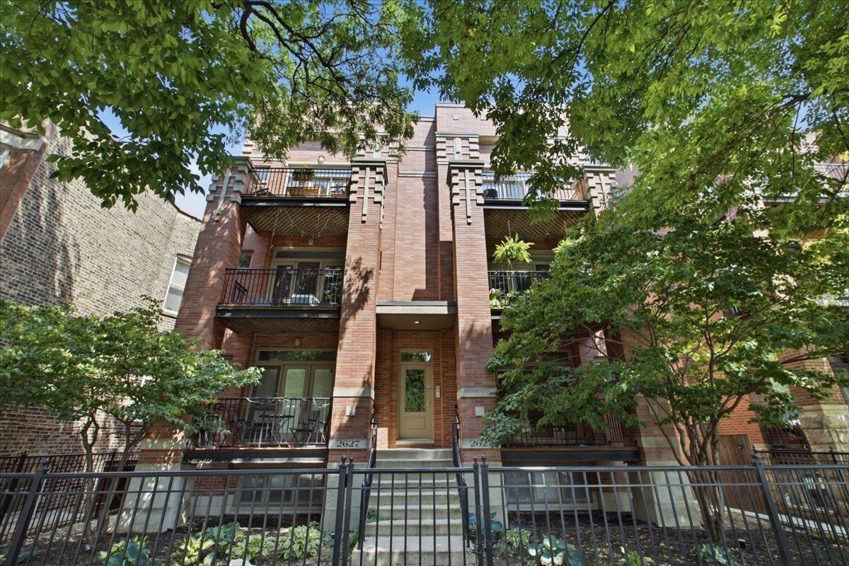 Property Photo: 2627 N Sheffield Avenue 301 IL 60614