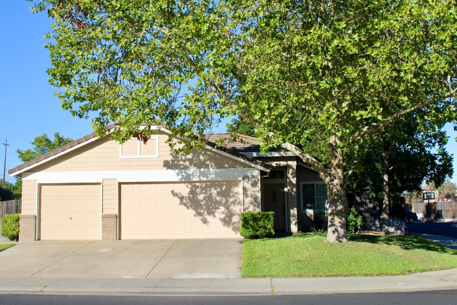 Property Photo:  8941 Mandalay Way  CA 95624 