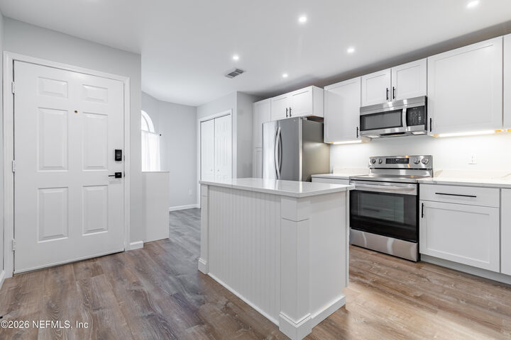 Property Photo:  8118 Baymeadows Circle 1  FL 32256 