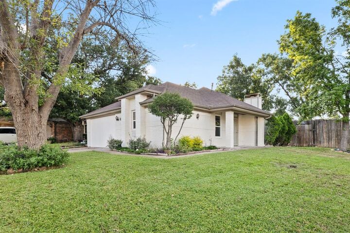 Property Photo: 2403 Beverly Hills Lane TX 75150