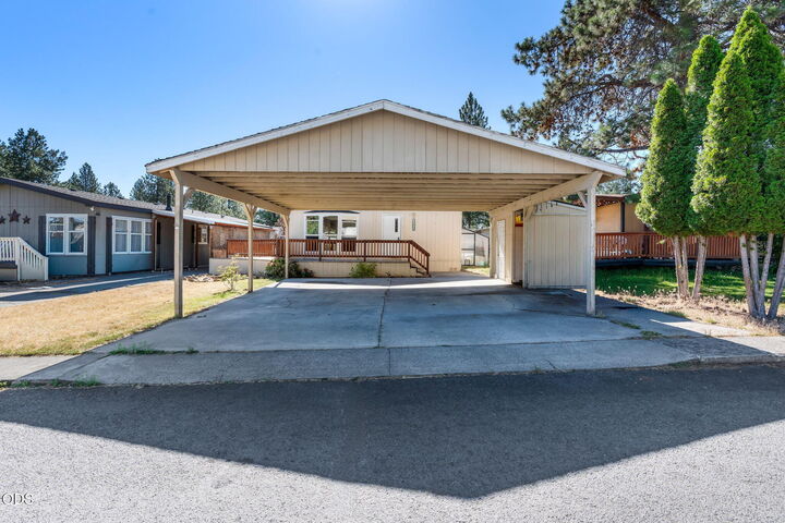 Property Photo: 61000 Brosterhous Road Unit 552C OR 97702