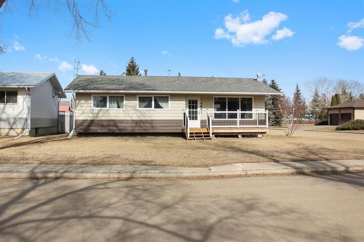 Property Photo: 4801 48 Avenue AB T0B 1N0