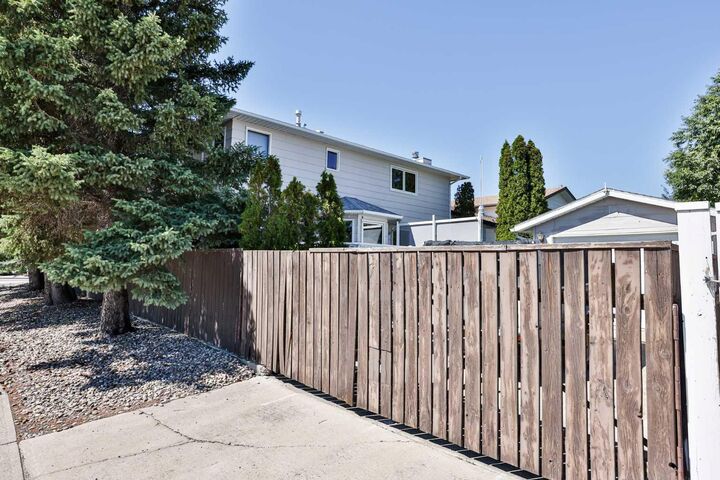 Property Photo:  2265 27 Avenue S  AB T1K 6K5 