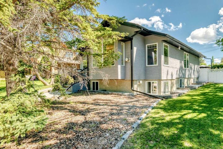 Property Photo:  2024 Chicoutimi Drive NW  AB T2L 0V7 