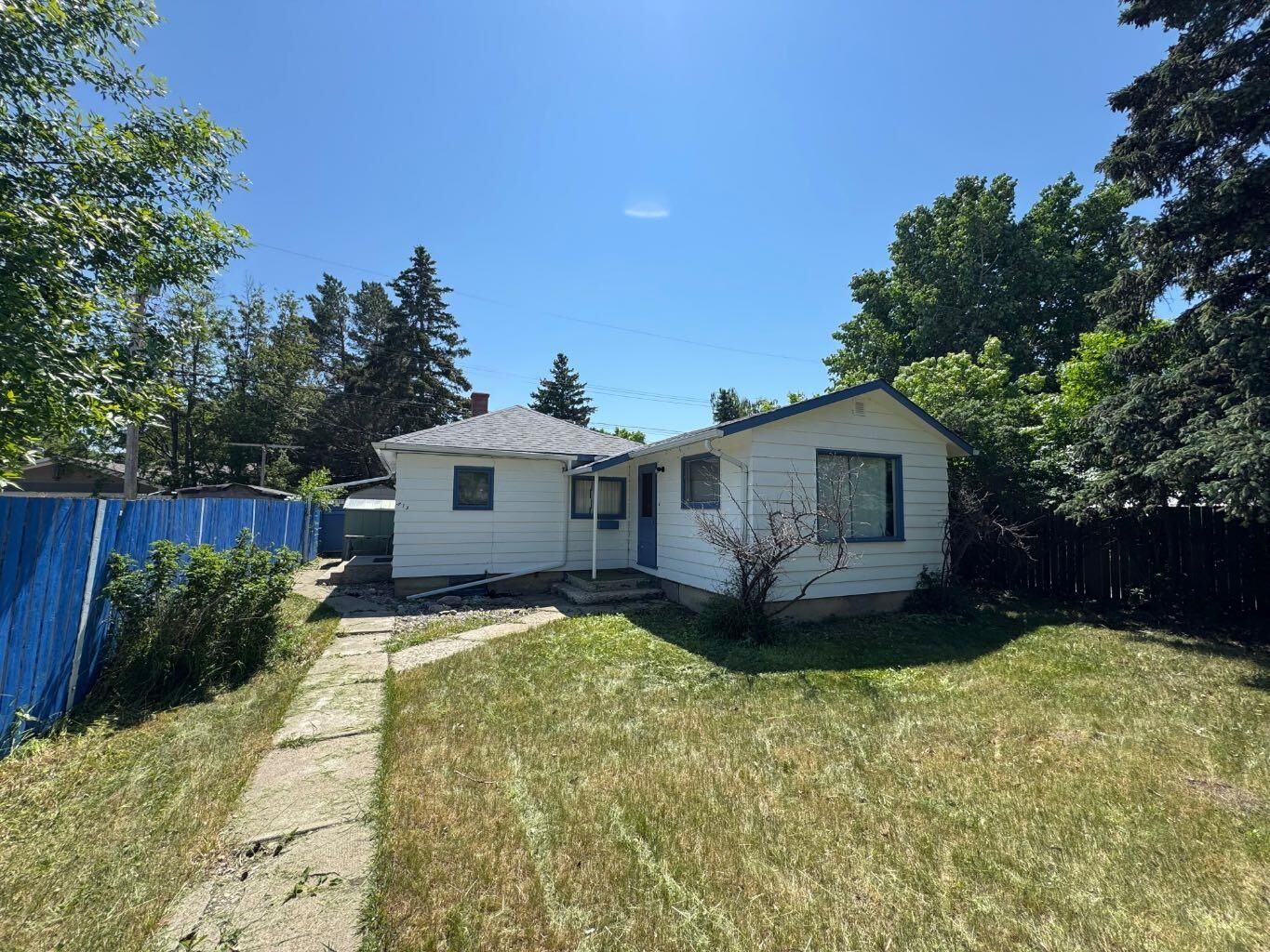 Property Photo: 513 3 Street S AB T0L 2B0