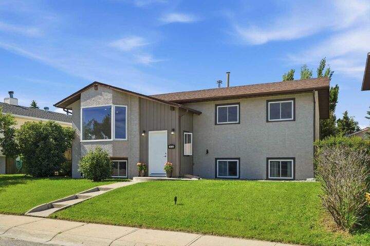 Property Photo: 1018 10 Avenue SE AB T1V 1L3