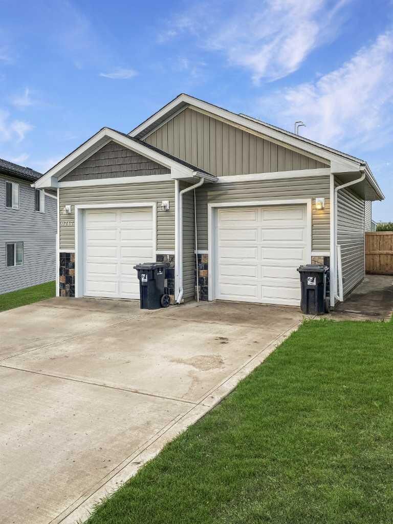 Property Photo:  9717 112 Avenue B  AB T8X 5C2 