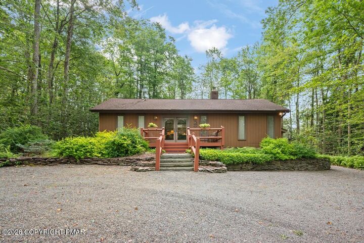 Property Photo: 2435 Overlook Lane PA 18350