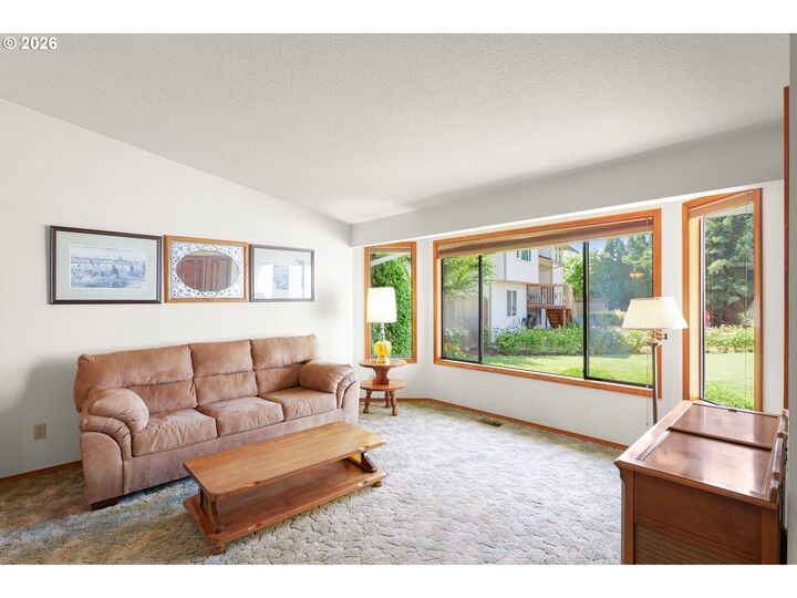 Property Photo:  628 SE 33rd Ct  OR 97123 