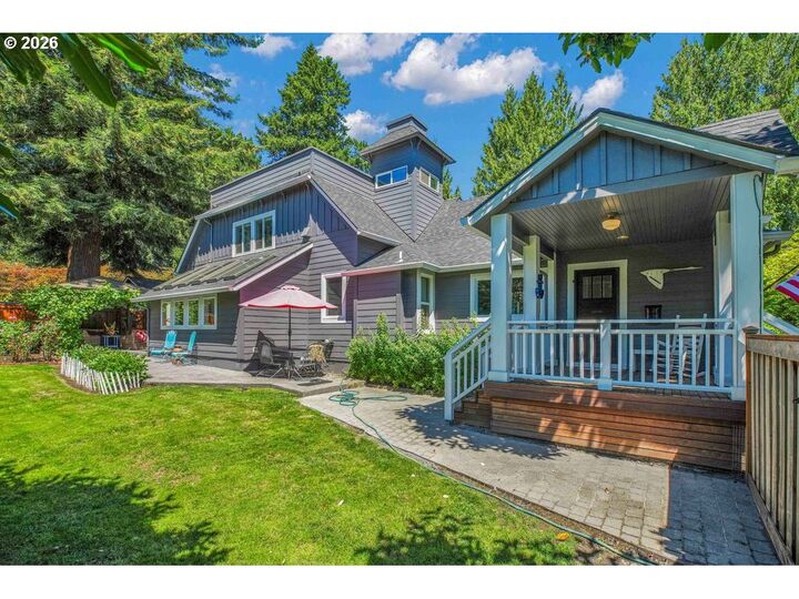 Property Photo:  828 7th St  OR 97034 