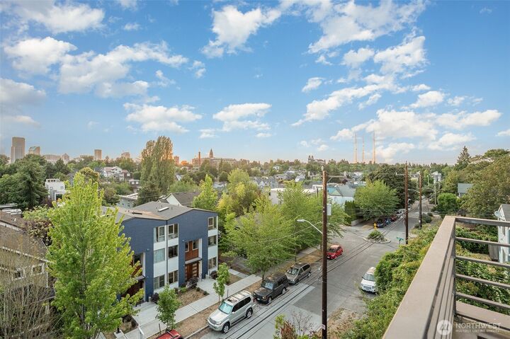 Property Photo:  206  22nd Avenue C  WA 98122 