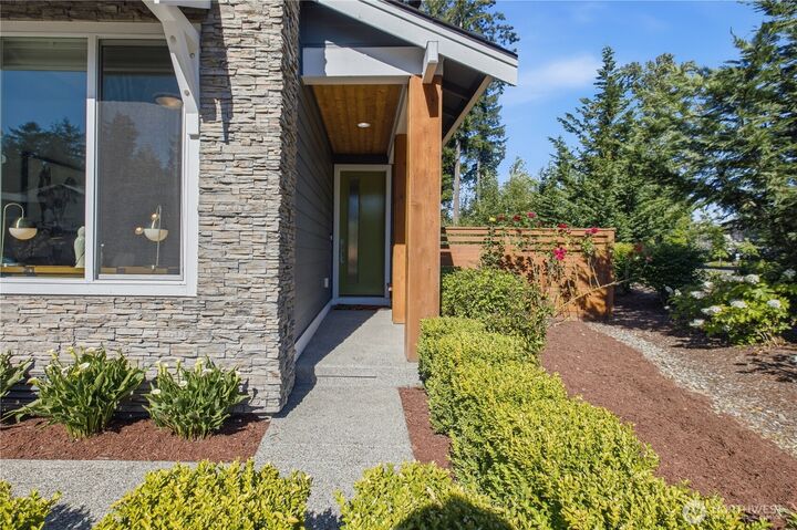 Property Photo:  13165  176th Avenue E  WA 98391 