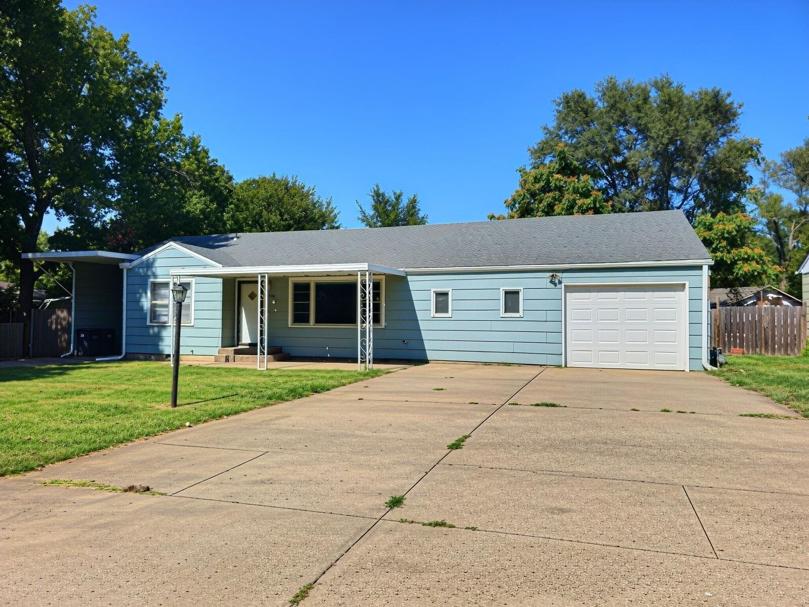 Property Photo:  1420 Lawndale Ave  KS 67042 