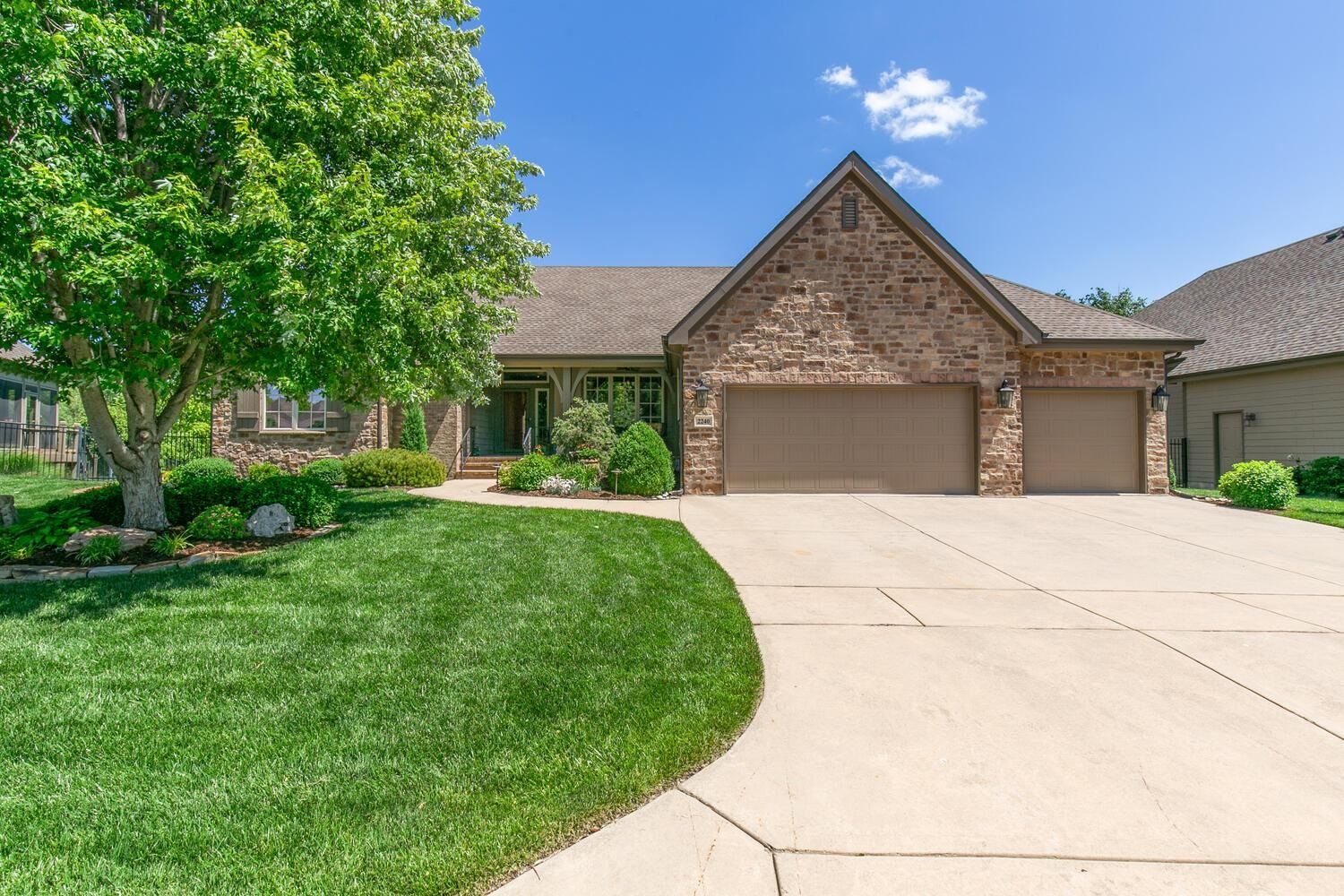 Property Photo: 2240 N Williamsgate Ct KS 67228