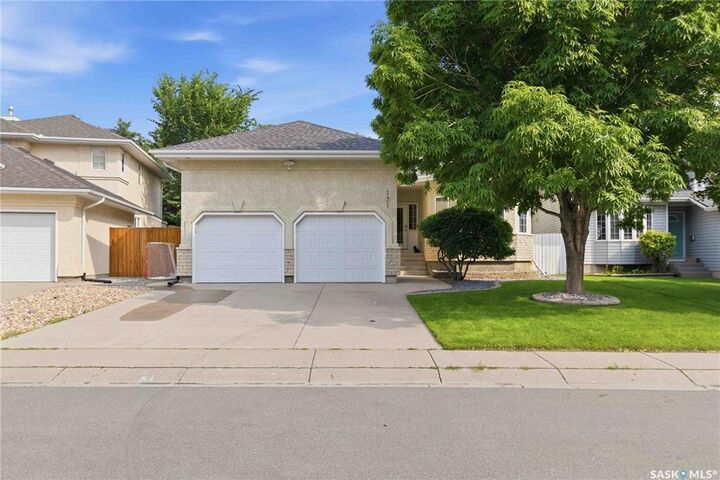 Property Photo:  131 Mendel Crescent  SK S7J 5J7 